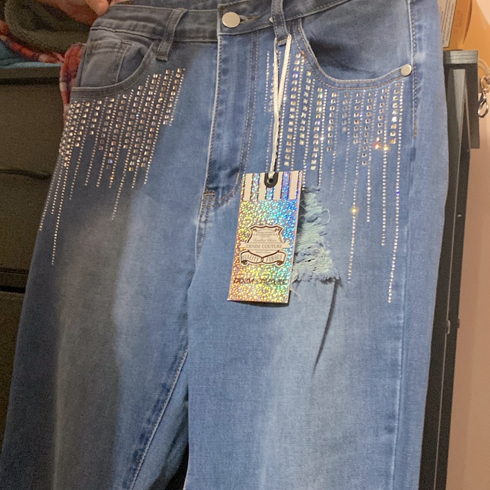Size 28 w length L 33 1/2 size medium. Blue denim jeans with rhinestones.